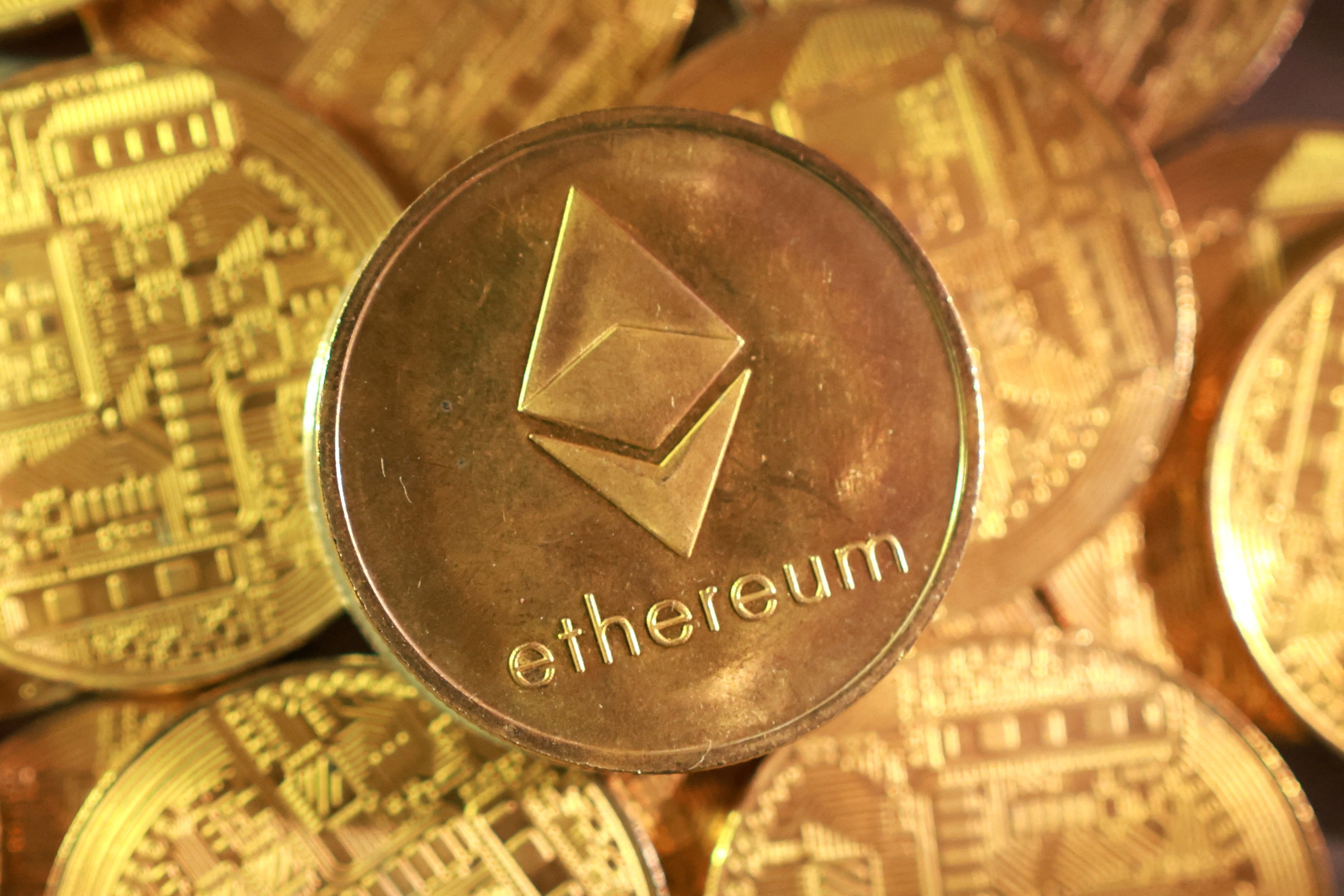 Les faucets Ethereum distribuent de petites quantités d’ETH — sur des testnets comme Goerli, ils permettent aux développeurs de tester sans risque.