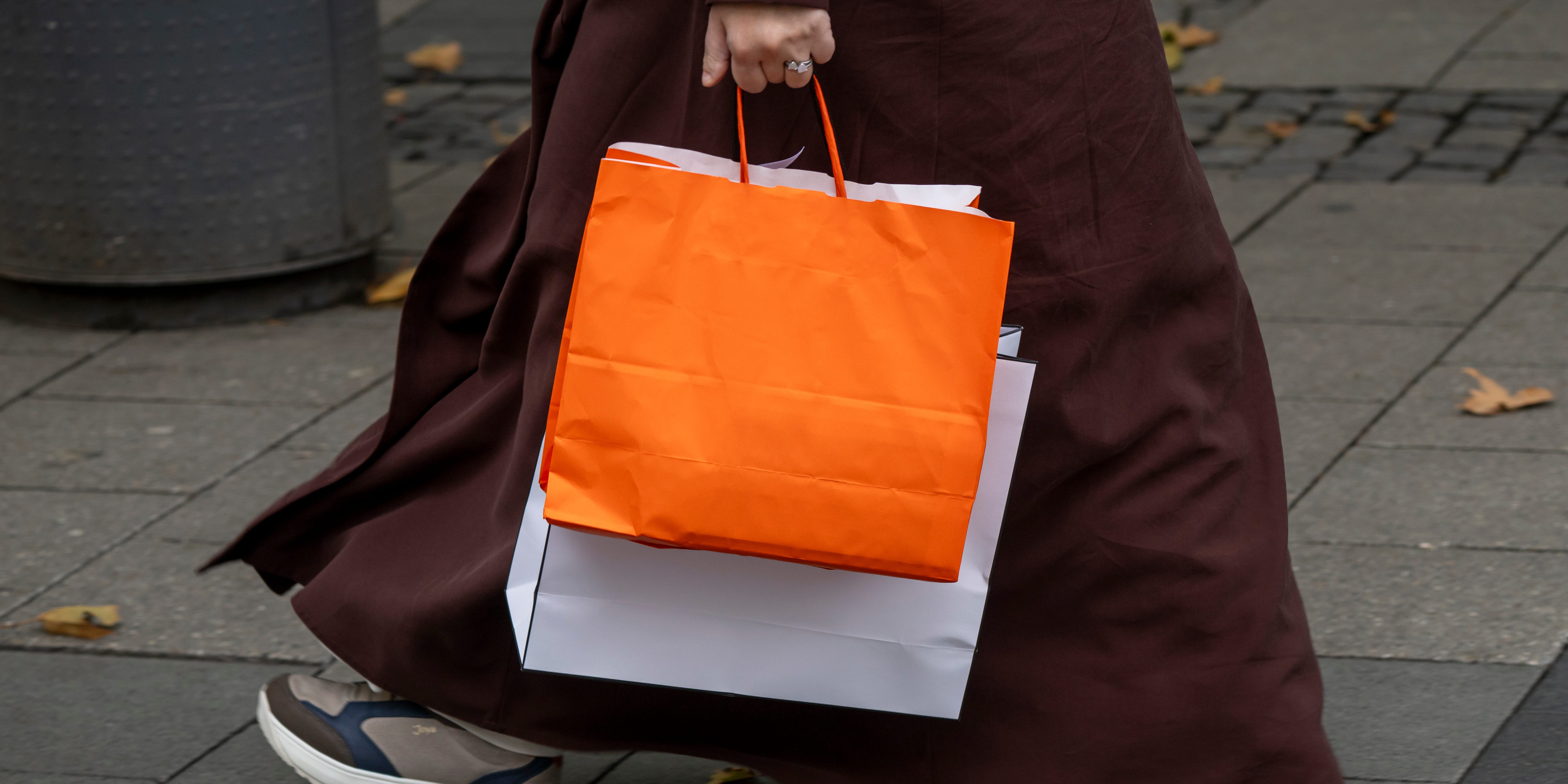 Femme tenant des sacs de shopping