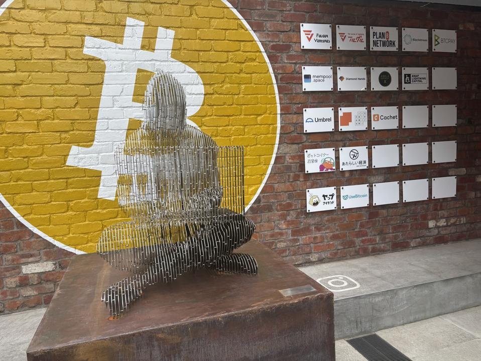 Statue de Satoshi Nakamoto devant Tokyo Bitcoin Base