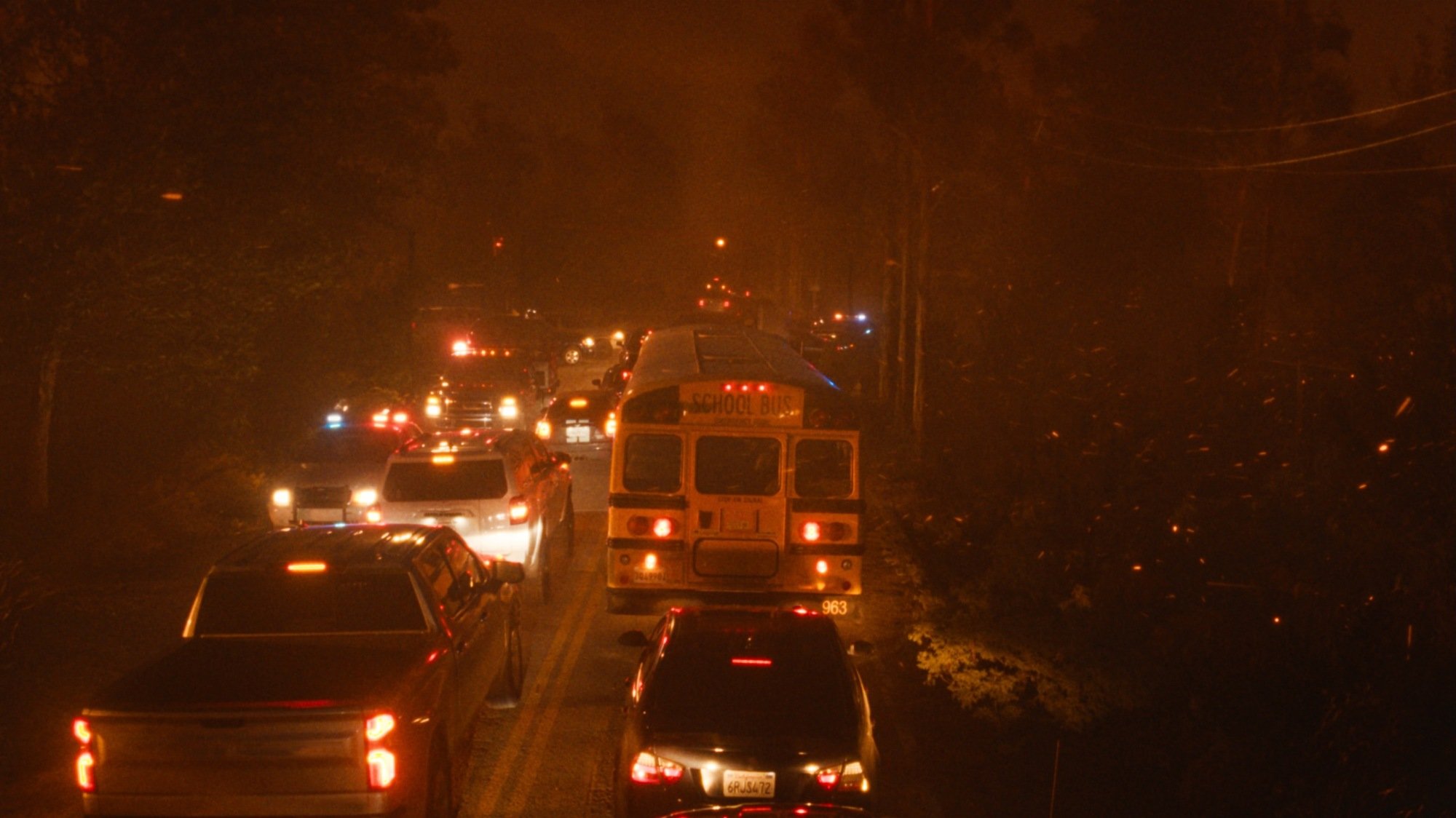 Un bus scolaire traverse un paysage enflammé.