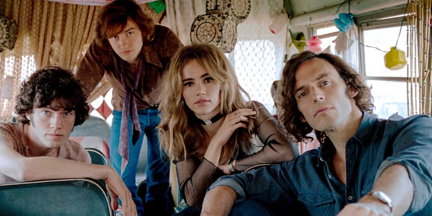 La bande dans le bus de tournée de Daisy Jones and the Six