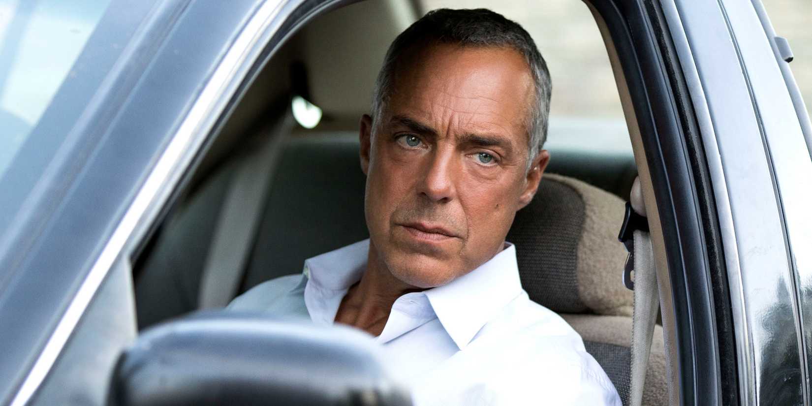 Harry Bosch dans sa voiture, regardant par la fenêtre dans Bosch