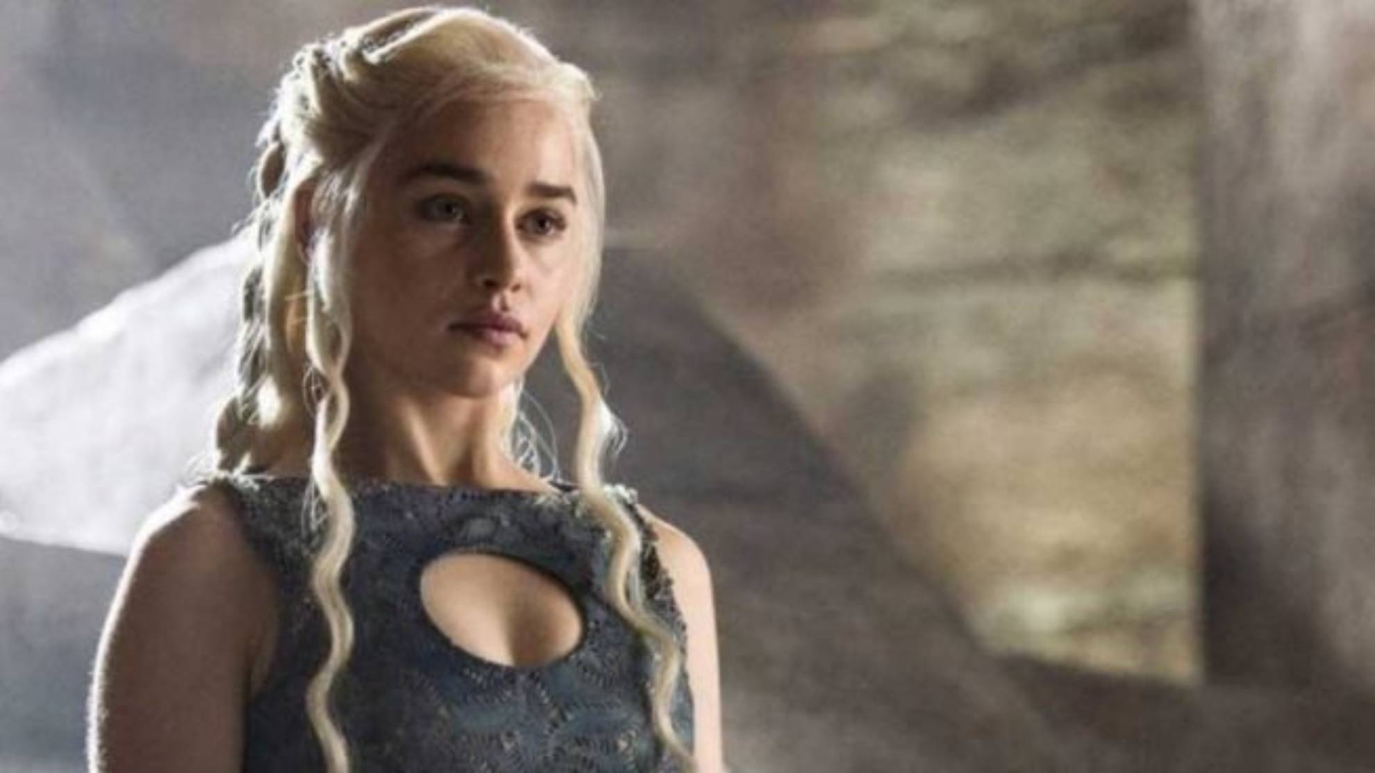 Emilia Clarke dans une scène de Game of Thrones, série qui pourrait passer de HBO à Netflix en cas d’acquisition.