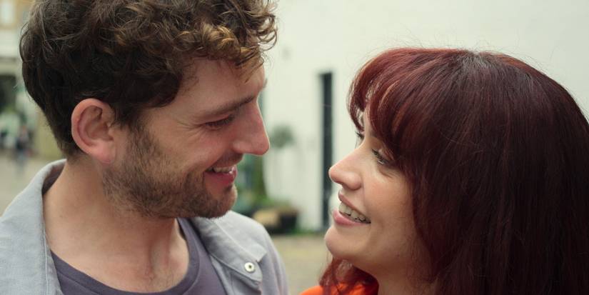 Laurie Davidson et Olivia Cooke dans The Girlfriend se regardant avec un sourire