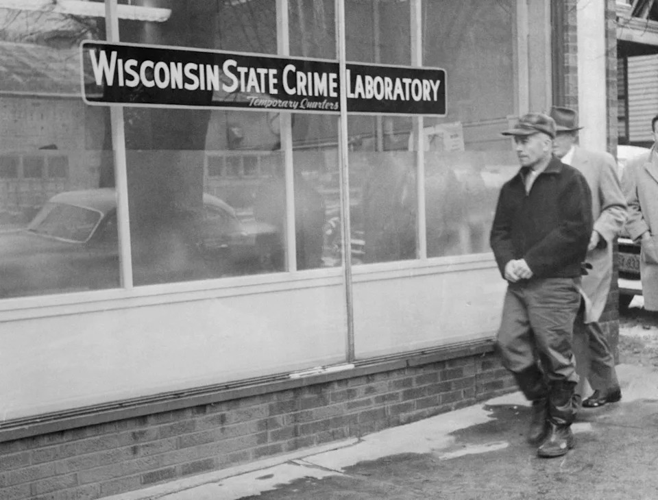 Ed Gein est conduit au laboratoire criminel de l'État pour subir un test polygraphique.