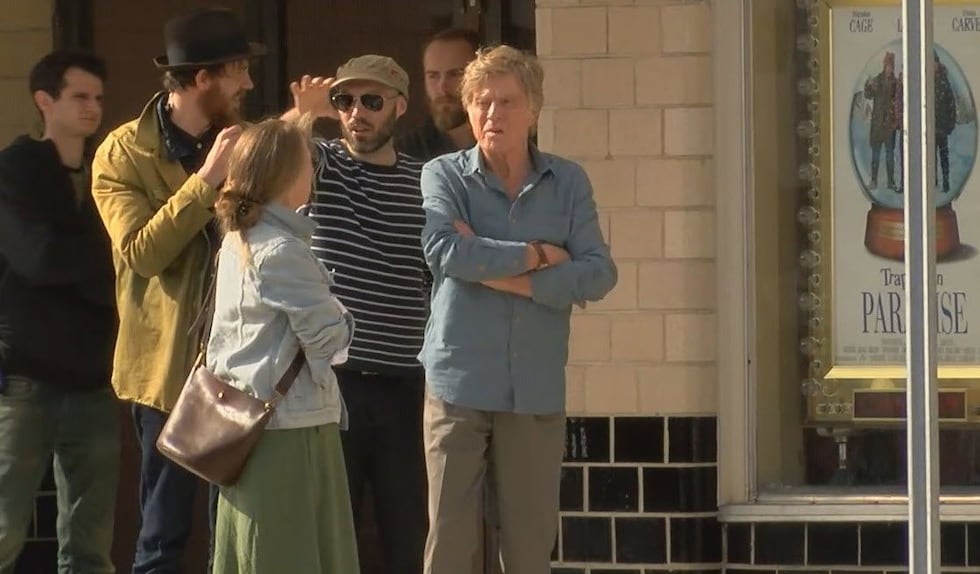 Robert Redford discutant avec Sissy Spacek sur le plateau de "The Old Man & the Gun"