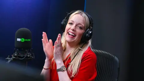 Lauren Laverne souriante, animant un programme radio