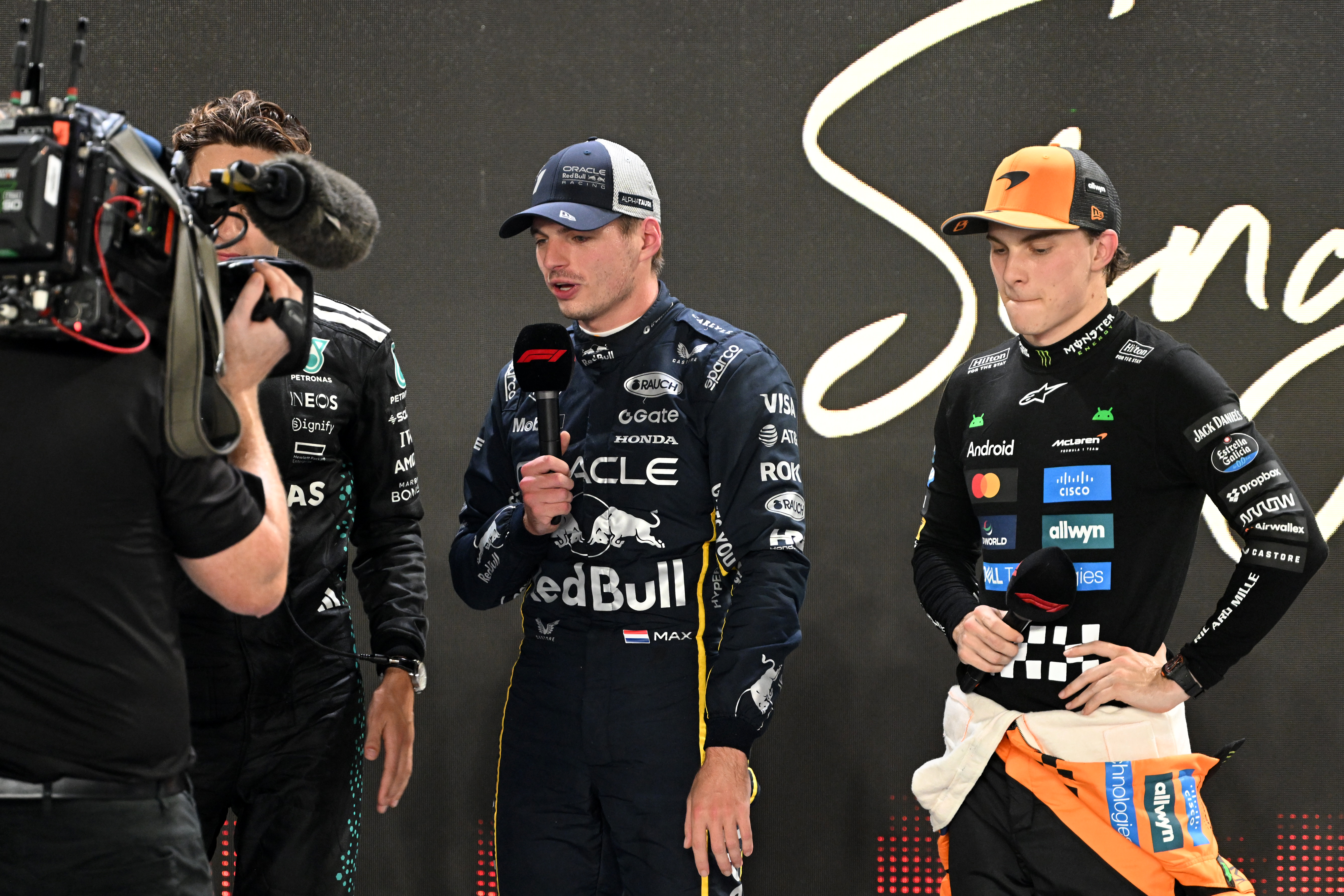 Max Verstappen et Oscar Piastri lors d'une interview