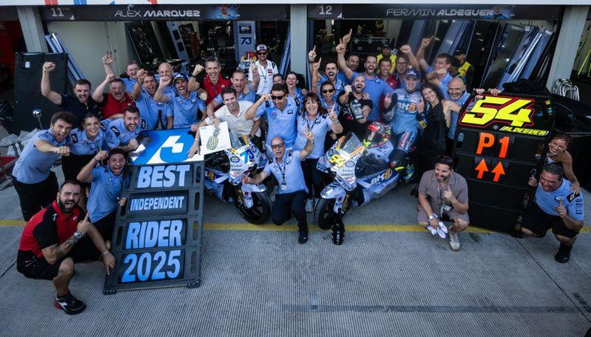 Toute l'équipe Gresini célèbre la victoire de Fermín Aldeguer à Mandalika (Indonésie).