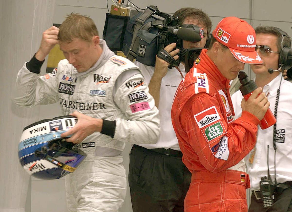 Mika Häkkinen face à Michael Schumacher lors de leur duel en 2000