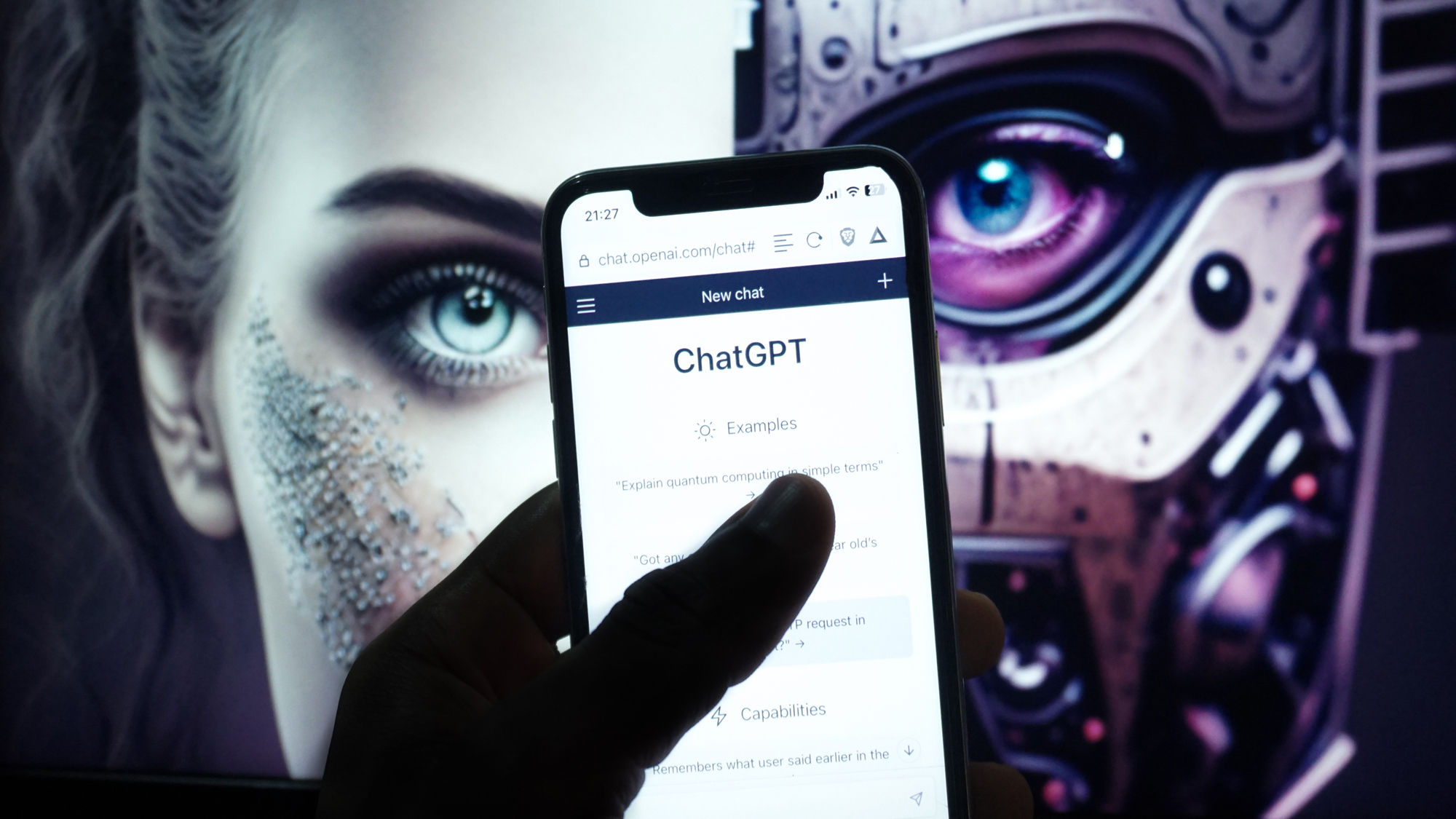 visage humain vs robot avec ChatGPT sur téléphone
