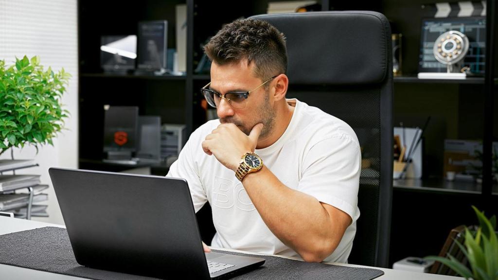 Luis M. Villanueva au travail.