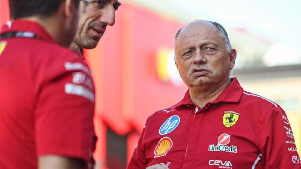 Frederic Vasseur parlant aux ingénieurs de Ferrari.