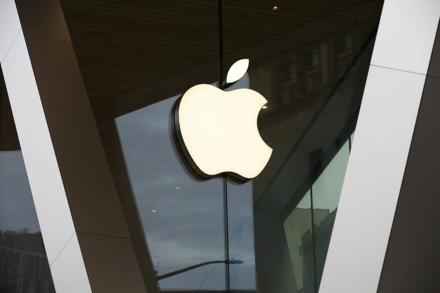 Un logo Apple sur la façade d'un magasin à Brooklyn