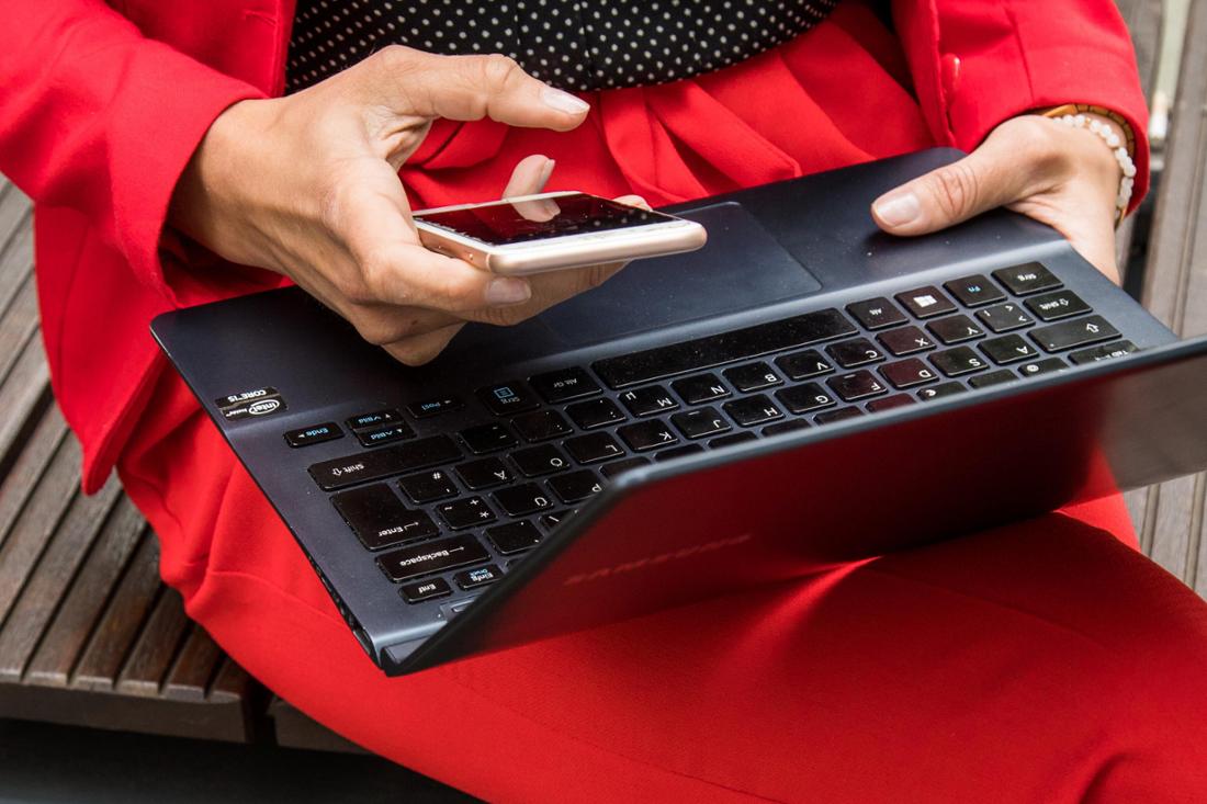 Femme avec ordinateur portable et smartphone