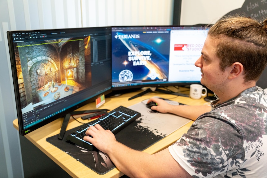 Jai Macphail travaillant sur Farlands, le titre de lancement de Red Dog Studios