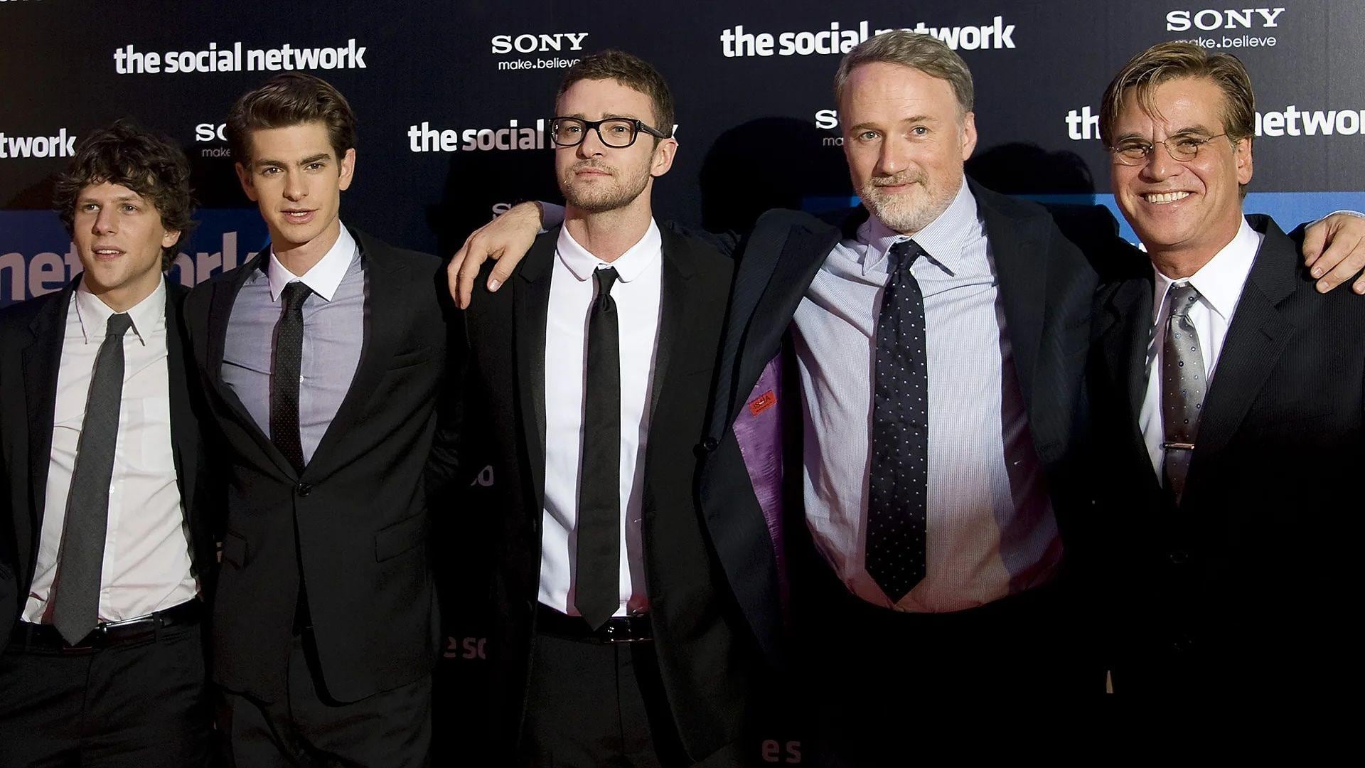 La Raison Sociale avec Jesse Eisenberg (à gauche) dans le rôle de Mark Zuckerberg.