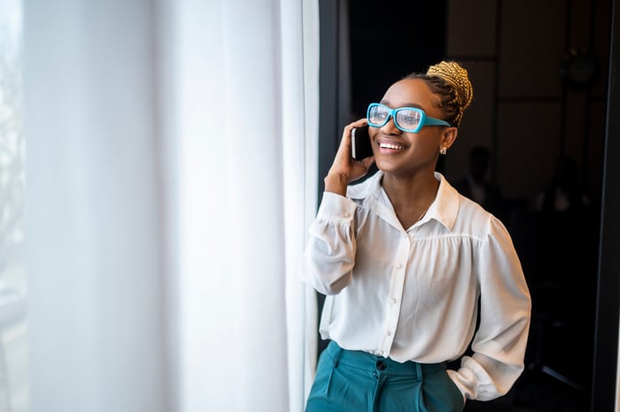 Personne parlant au téléphone avec des lunettes colorées