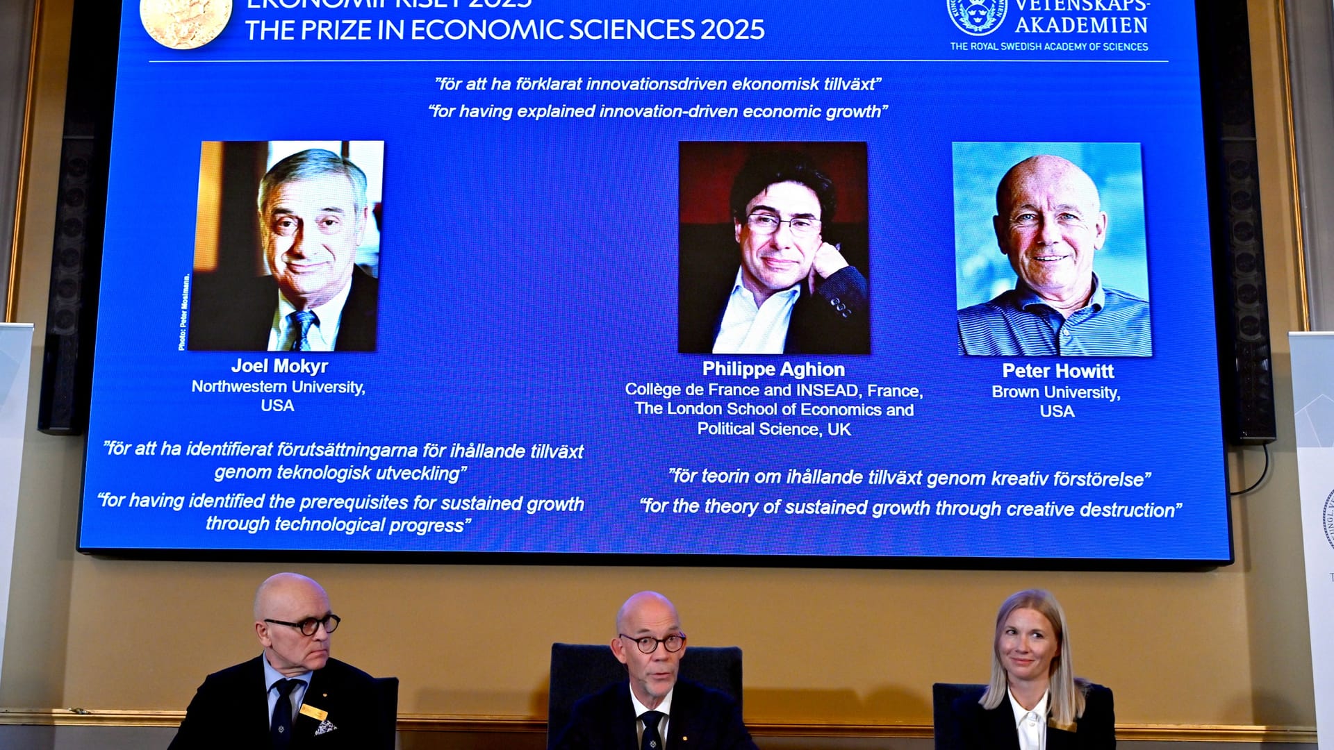 Les lauréats du Prix Nobel 2025 en économie lors d'une exposition à Stockholm.