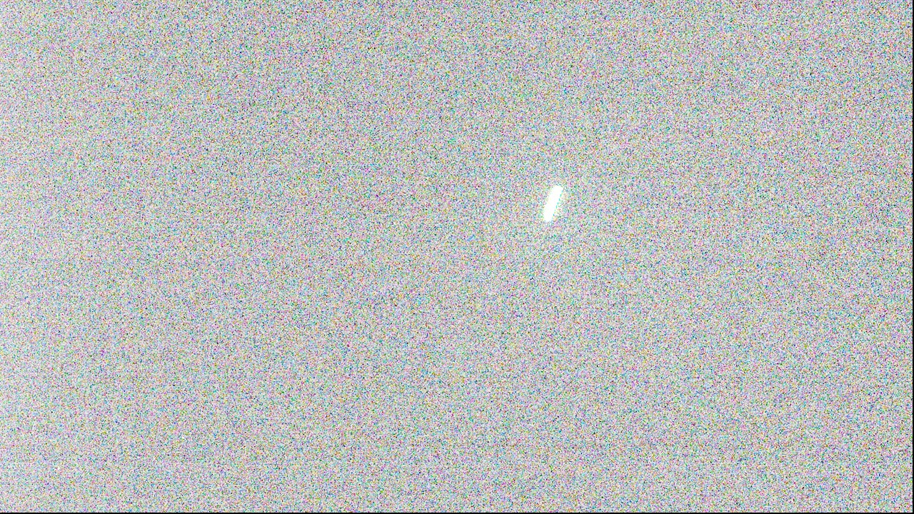 Traînée lumineuse dans le ciel sombre de Mars
