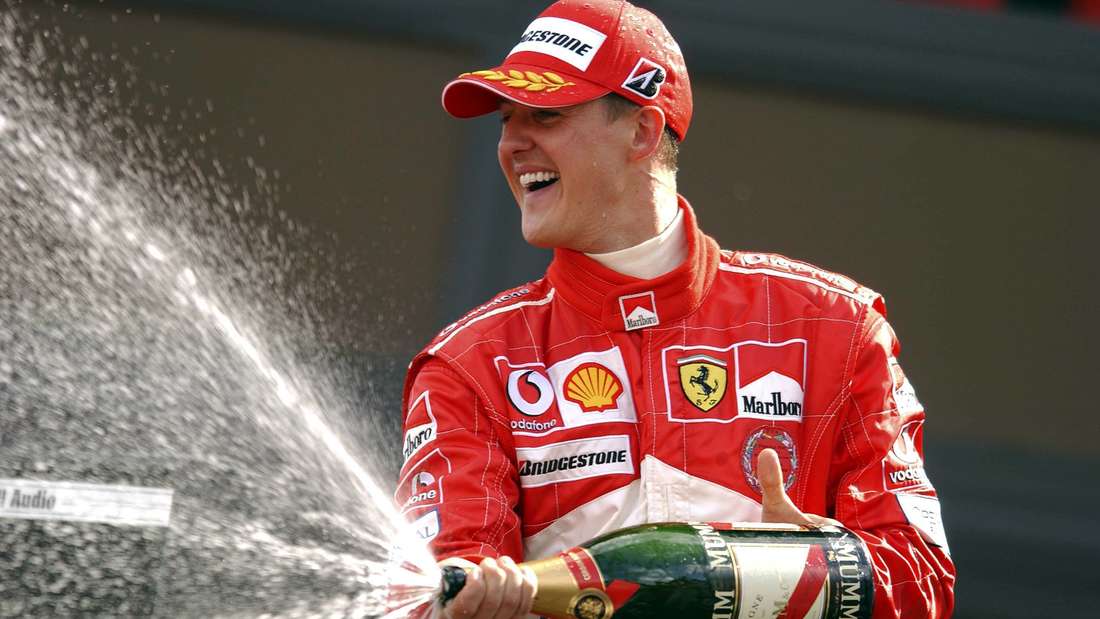 Michael Schumacher célèbre avec du champagne.