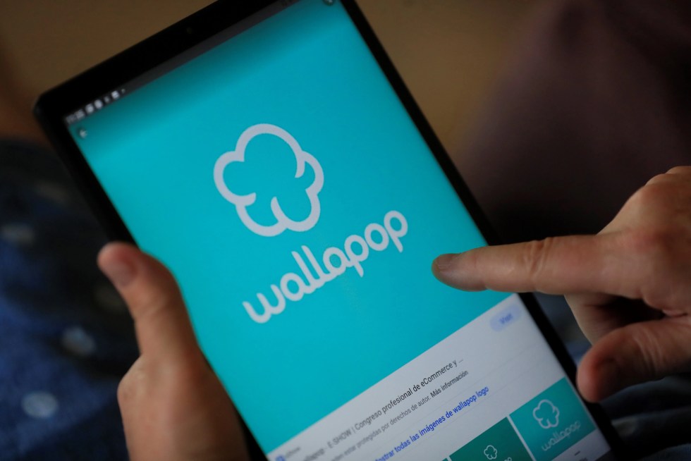 Illustration d'une personne utilisant une application.