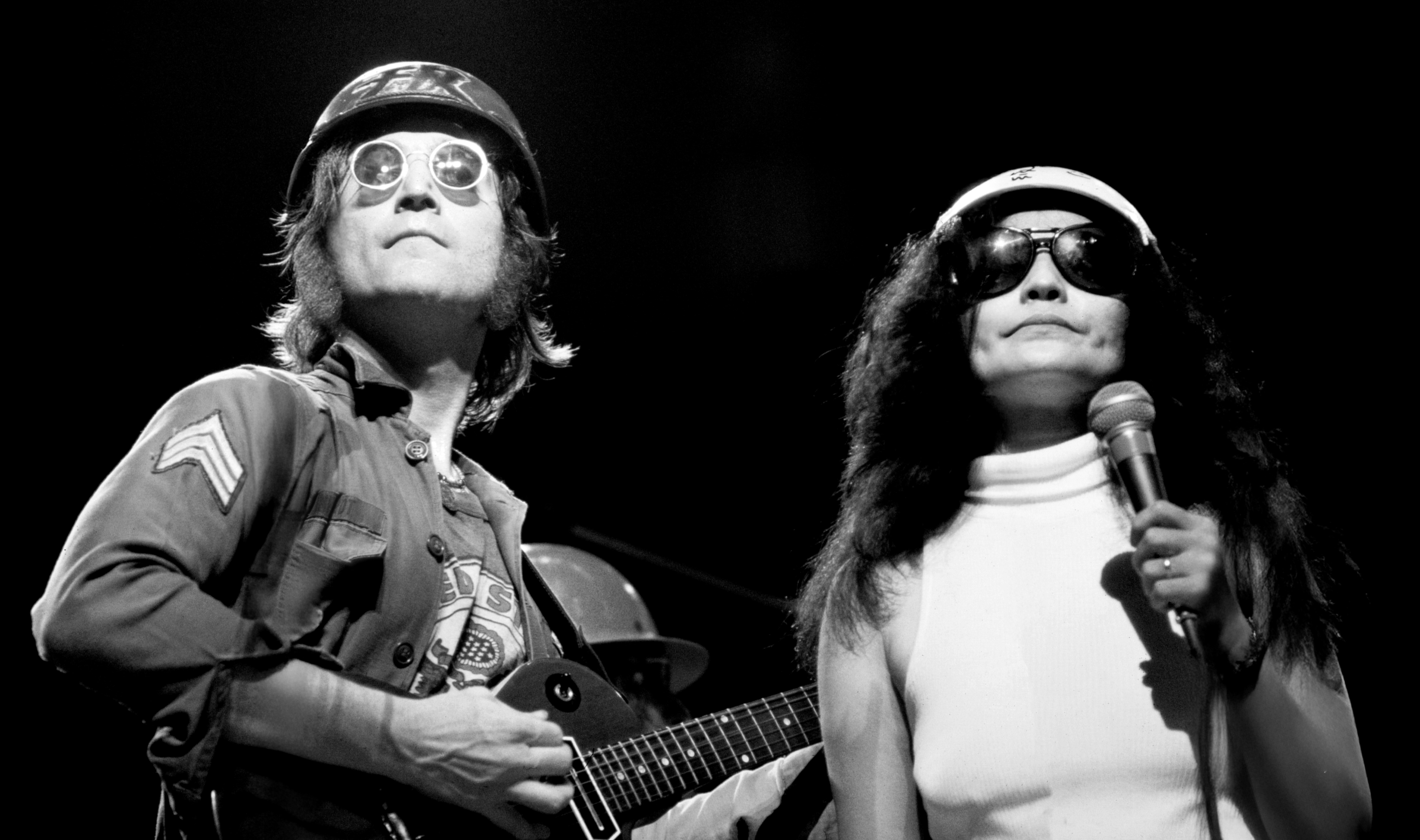 John et Yoko jouant ensemble lors du concert caritatif