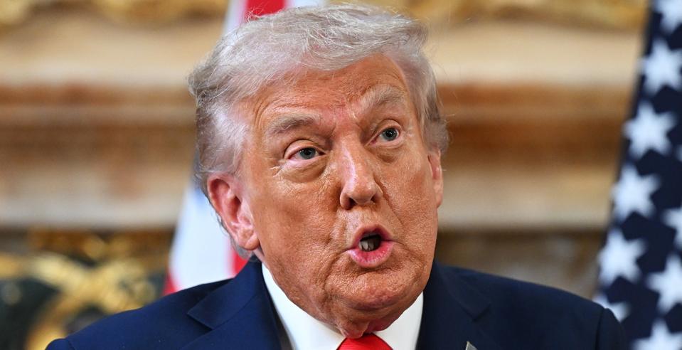 Donald Trump évoquant un dividende tarifaire similaire au chèque de relance Covid, qui pourrait influencer la hausse du Bitcoin et des marchés