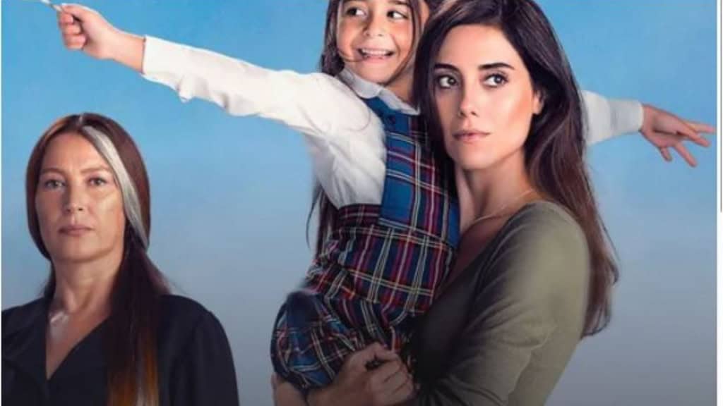 Trois personnages : une enseignante protectrice, une petite fille et une autre femme au regard sérieux.