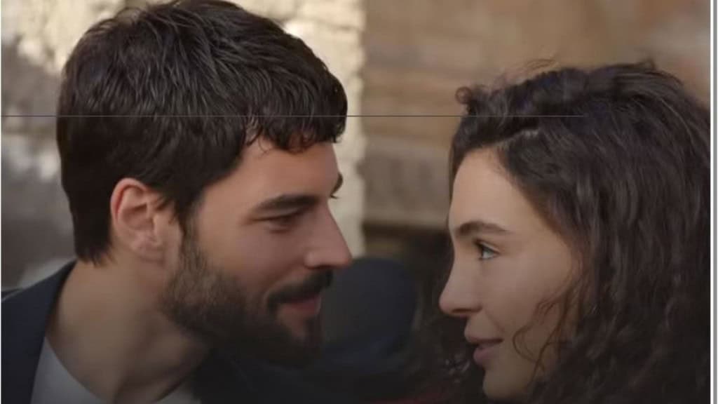 Un couple qui se regarde avec intensité.