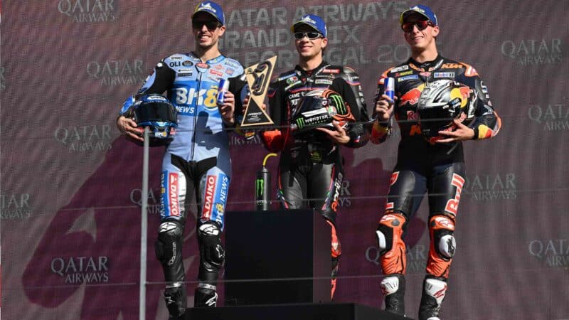Marco Bezzecchi sur le podium MotoGP 2025 avec Alex Marquez et Pedro Acosta