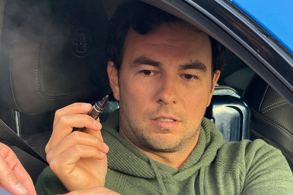 Sergio Perez signant un autographe avant de quitter l'autodrome d'Imola