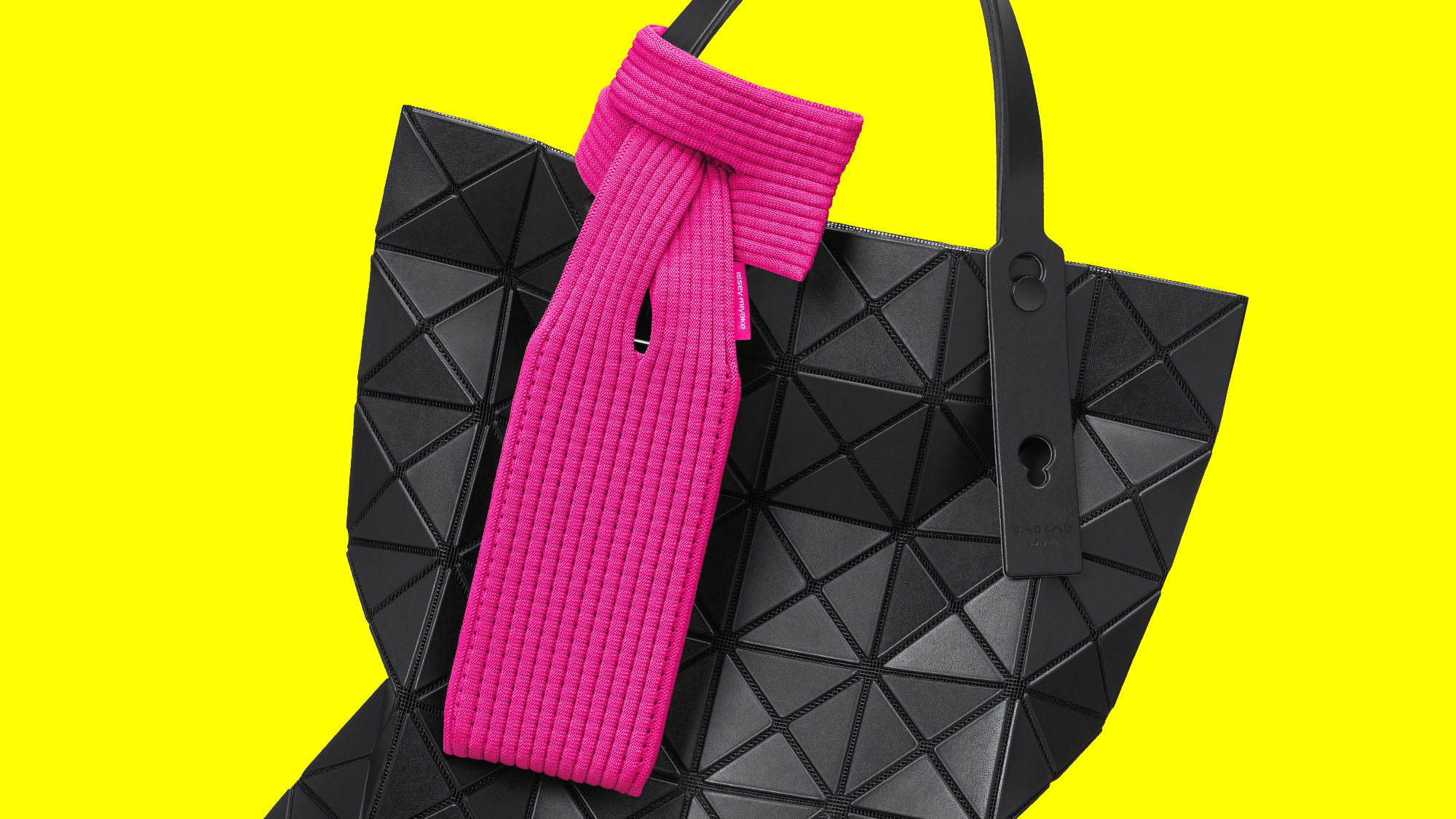 Accessoire iPhone Pocket sur fond jaune