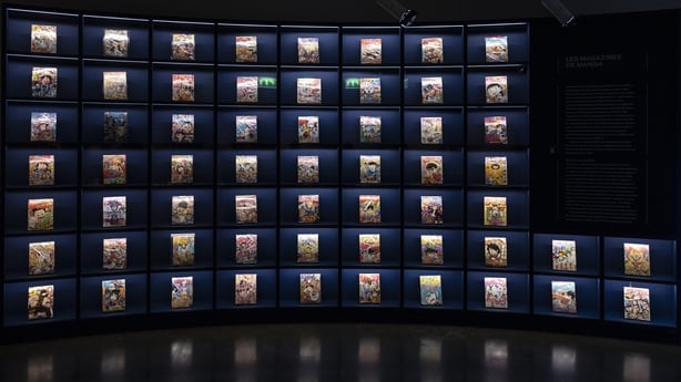 Des magazines de manga dans l'exposition.