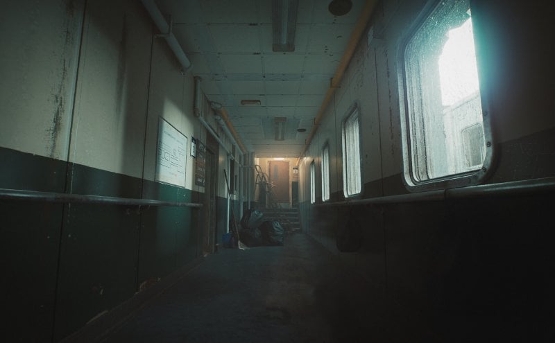 Un des couloirs de Still Wakes the Deep