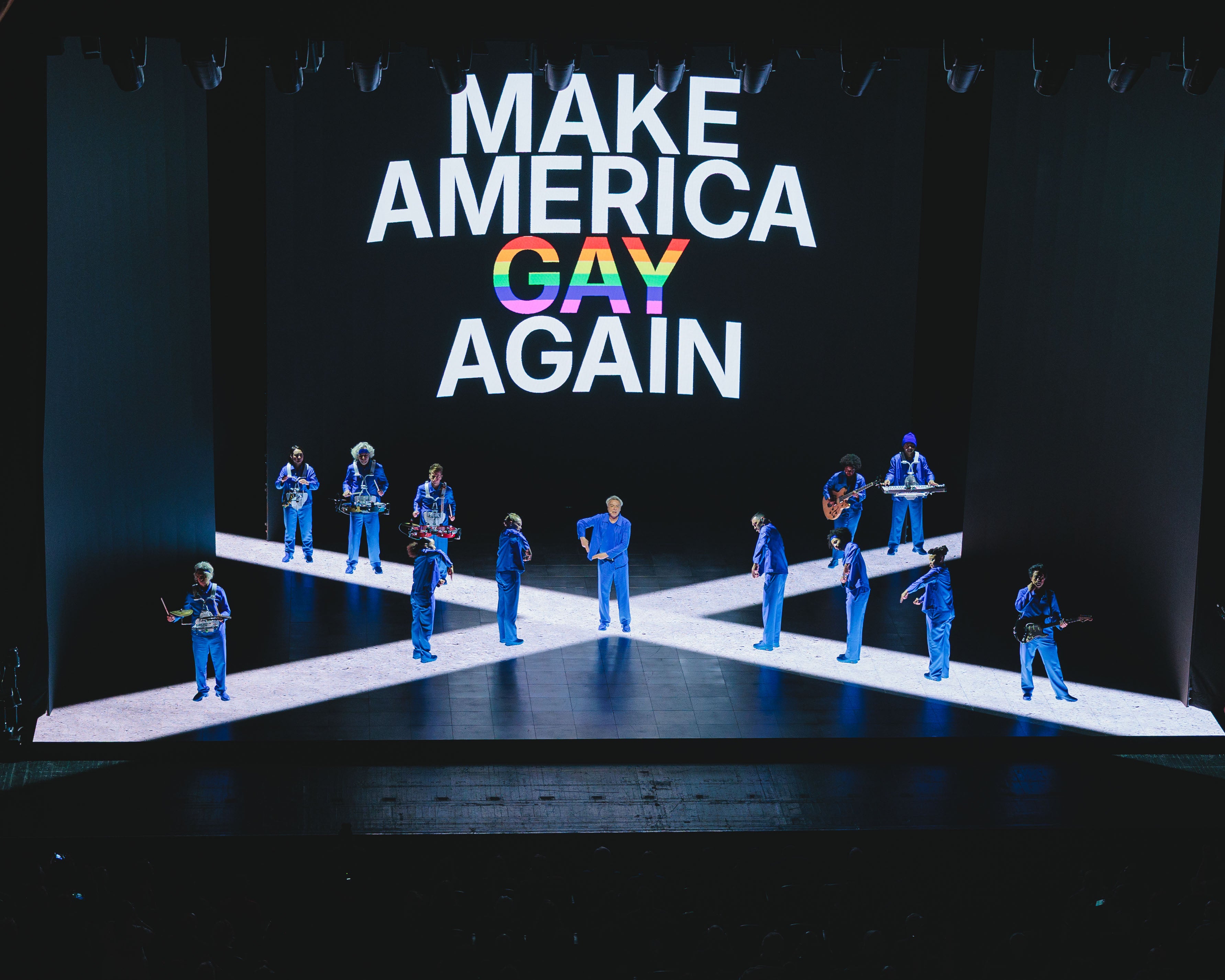 David Byrne et son groupe lors de 'T Shirt'