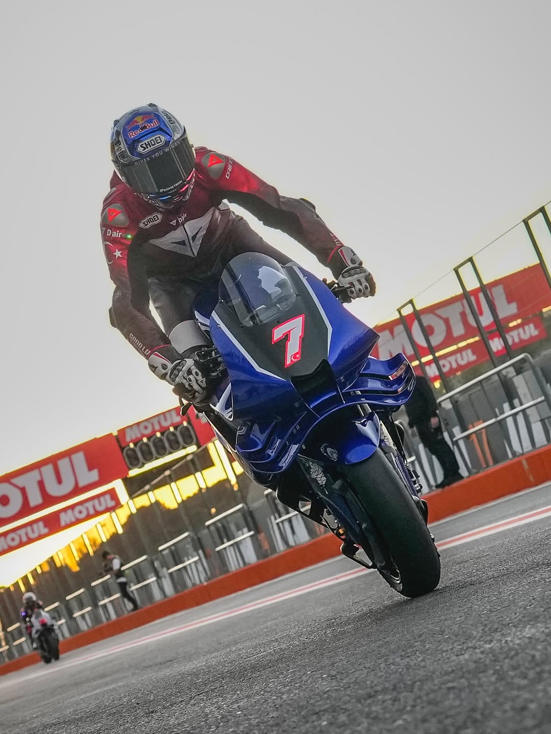 Toprak Razgatlioglu exécute un stunt à Valence