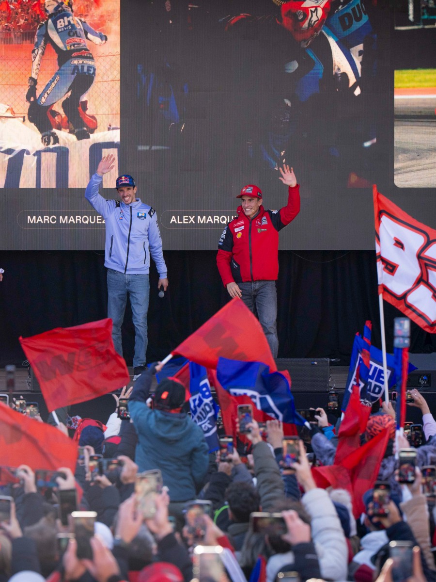 Marc et Alex Márquez rassemblent à nouveau toute Séver pour célébrer leur victoire en MotoGP