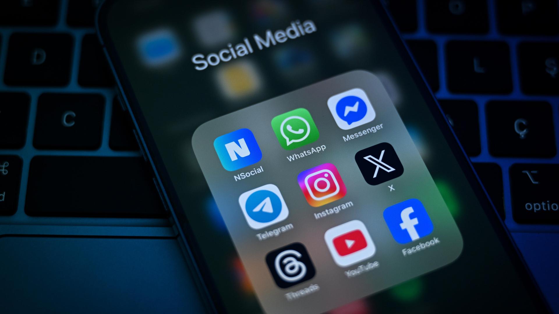 Différentes applications de réseaux sociaux sur l'écran d'un smartphone Différentes applications de réseaux sociaux sur l'écran d'un smartphone