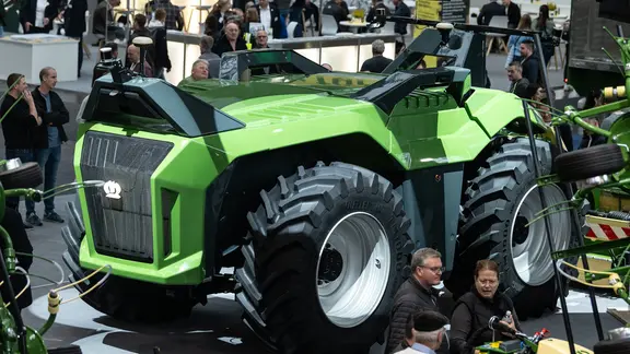 Un tracteur dans une halle d'exposition. Un tracteur dans une halle d'exposition.