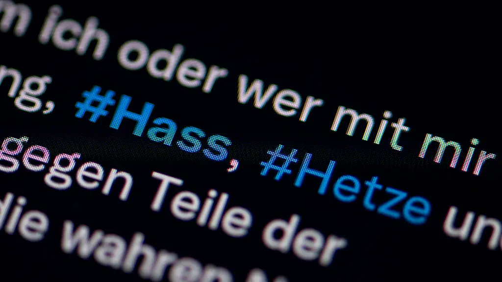 Un smartphone affichant des hashtags de haine et d'incitation à la haine sur un post Twitter