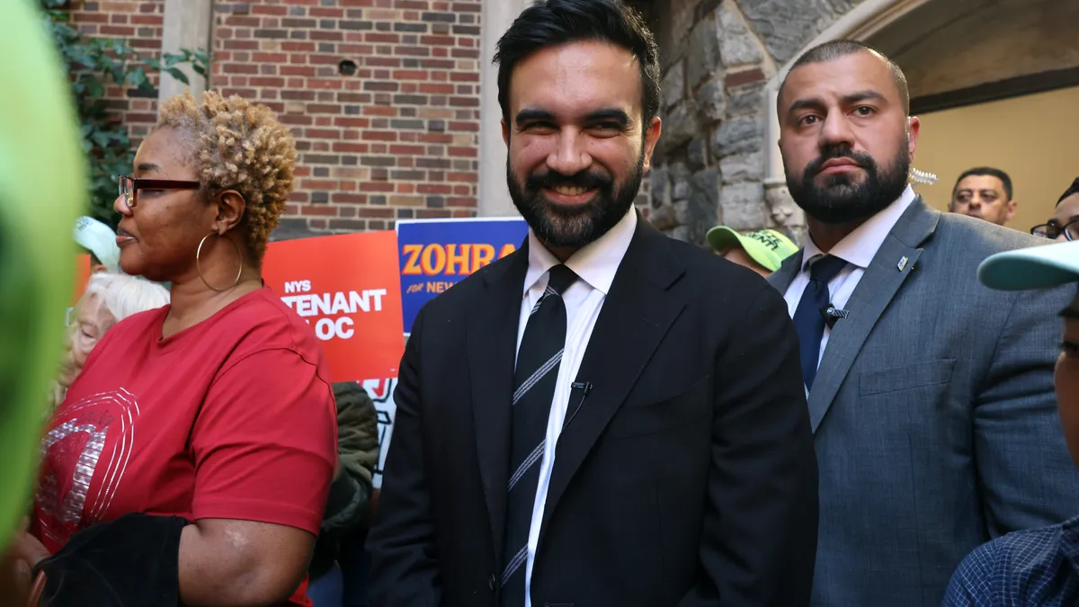 Comment Zohran Mamdani a triomphé en étant partout, de TikTok aux rues de New York !