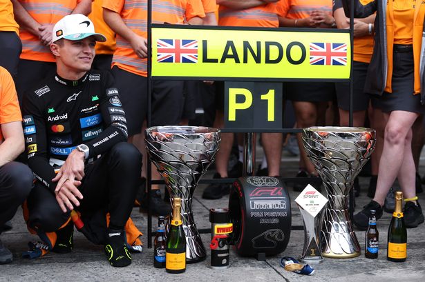 Lando Norris avec ses trophées après avoir remporté le Grand Prix de Sao Paulo