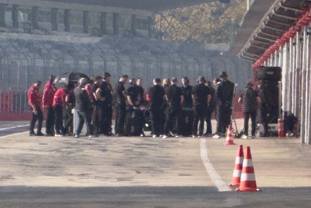 La squadra della Cadillac con lo staff della Ferrari in pitlane