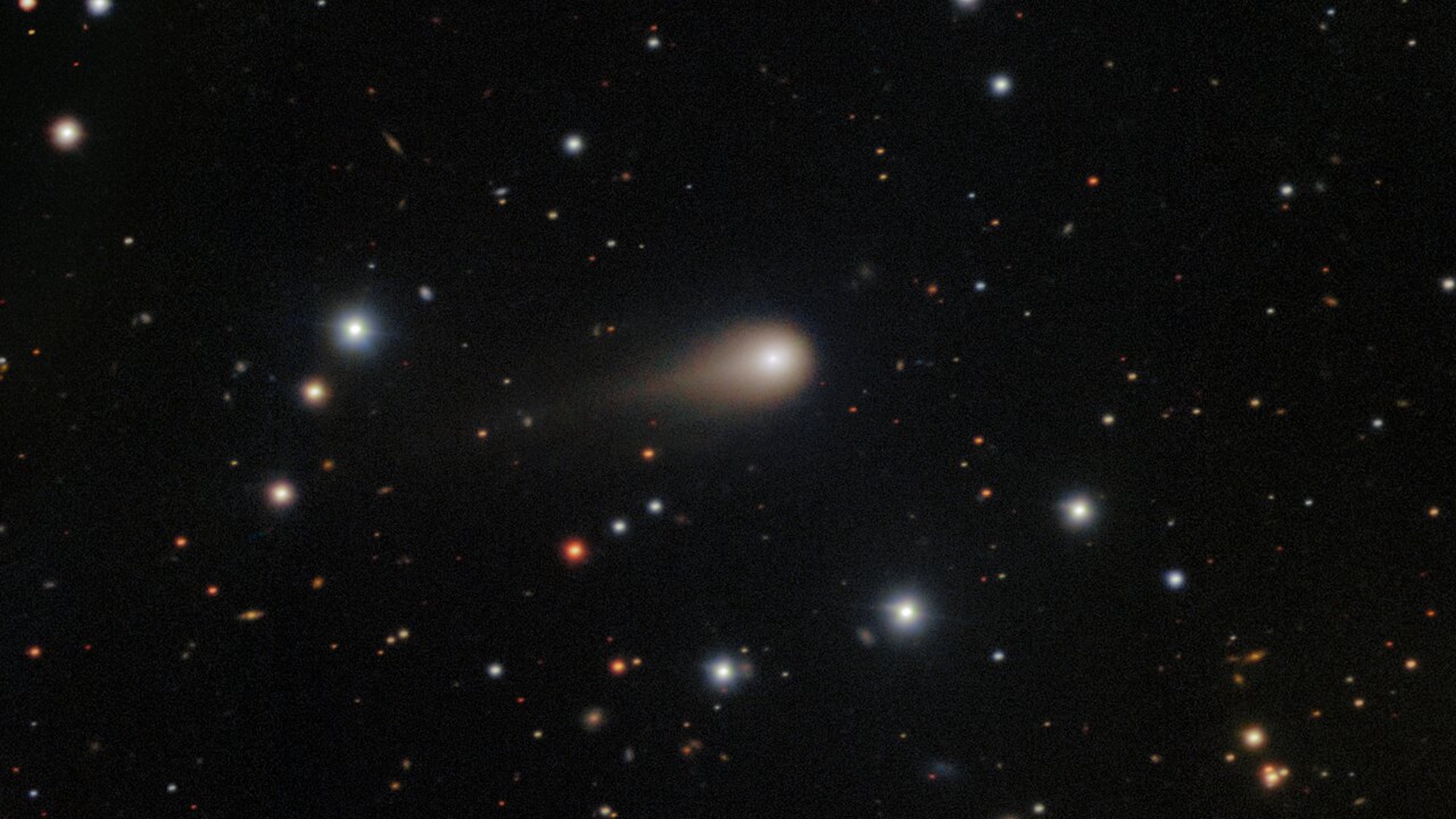 Photo de la comète 3I/ATLAS avec sa longue traîne dans l'espace