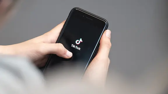 Une personne a ouvert l'application TikTok sur son smartphone.