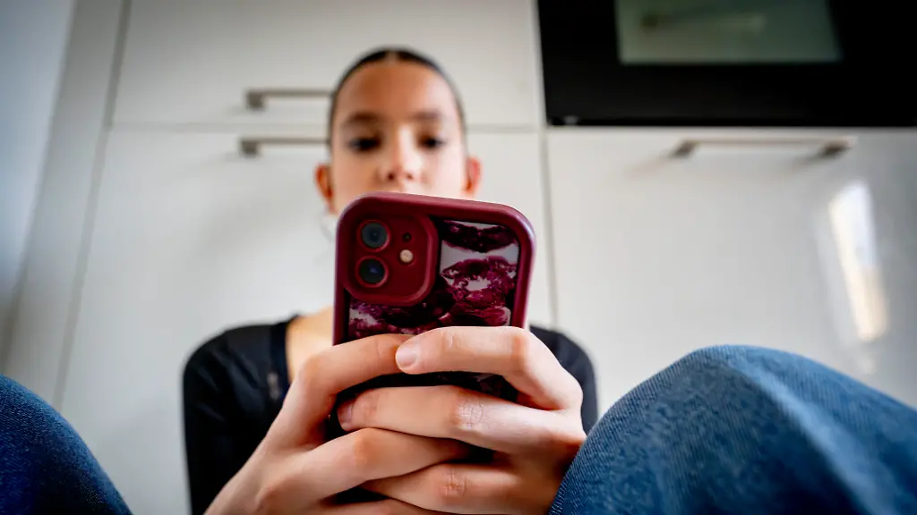 Illustration d'une adolescente utilisant son téléphone mobile.