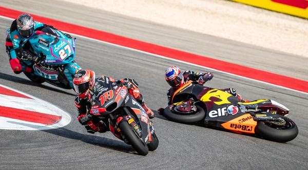 Jake Dixon chute au dernier tour du Grand Prix du Portugal de MotoGP Moto2. Photo : Michael Wincott Photography