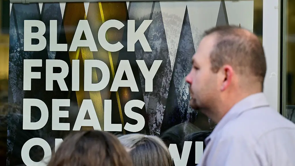 Vue générale d'un panneau signalant les articles soldés lors du Black Friday