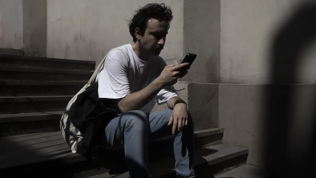 Homme utilisant un téléphone à Istanbul